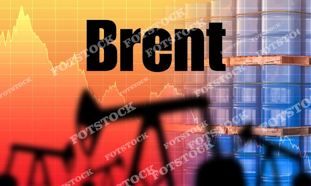 На изображении слово "Brent" с графиком цен на фоне бочек с нефтью и силуэтов нефтяных качалок. Фотография подчёркивает важность бренда Brent в мировой нефтяной индустрии. Это иллюстрация анализа трендов на рынке нефти и их влияния на энергетику.